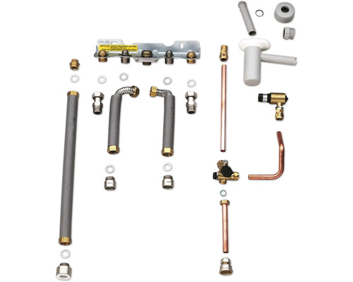 Montageset für Heizungsanlagen mit Anschlussleiste, isolierten Rohren, Kupferrohren, Siphon, Ventilen und Kleinteilen.