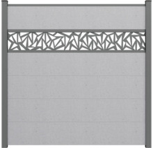 Sichtschutzzaun in Betonoptik mit dekorativem Gitterelement im geometrischen Design und dunklem Rahmen.
