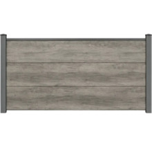 Sichtschutzzaun in Holzoptik mit drei breiten horizontalen Paneelen und grauen Metallpfosten.