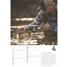 Angler beim Fliegenfischen im Wasser mit einer Forelle und einer Fliegenrute auf einer Kalenderseite für April.