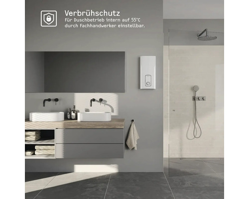 Modernes Badezimmer mit Doppelwaschtisch, Dusche und einem elektrischen Durchlauferhitzer mit Verbrühschutz bei 55 Grad Celsius.