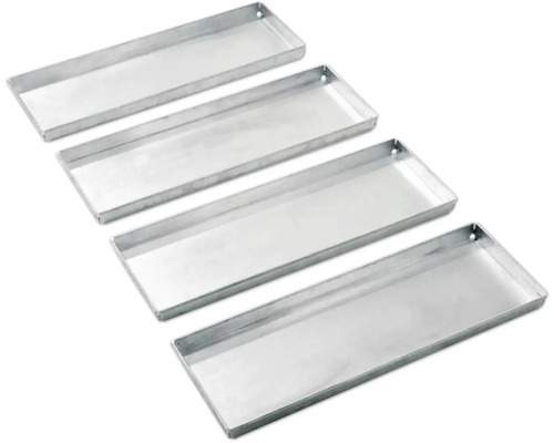 Set aus vier rechteckigen Metallschalen zur Organisation und Aufbewahrung.