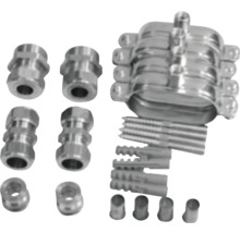 Befestigungsset aus Metall mit Halterungen, Verbindern, Schrauben und Dübeln.