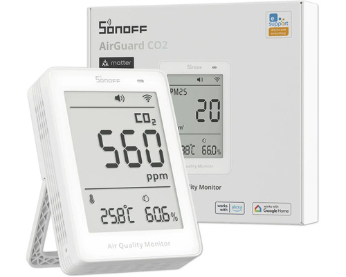 Sonoff AirGuard Luftqualitätsmonitor mit Anzeige für Kohlendioxid, Temperatur in Grad Celsius und Luftfeuchtigkeit sowie Matter Logo.