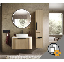 Modernes Badezimmer mit Waschtischunterschrank in Eiche-Optik, rundem Aufsatzbecken, beleuchtetem Rundspiegel und Hochschrank. Individuell planbar.