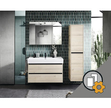 Modernes Badezimmermöbel-Set in heller Holzoptik bestehend aus Waschtischunterschrank mit weißem Waschbecken, Spiegelschrank und Hochschrank.