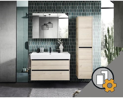 Modernes Badezimmermöbel-Set in heller Holzoptik bestehend aus Waschtischunterschrank mit weißem Waschbecken, Spiegelschrank und Hochschrank.