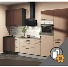 Moderne Küchenzeile mit matten braunen Fronten, schwarzen Griffen, Einbaubackofen, schwarzer Dunstabzugshaube und Rückwand in Marmoroptik.