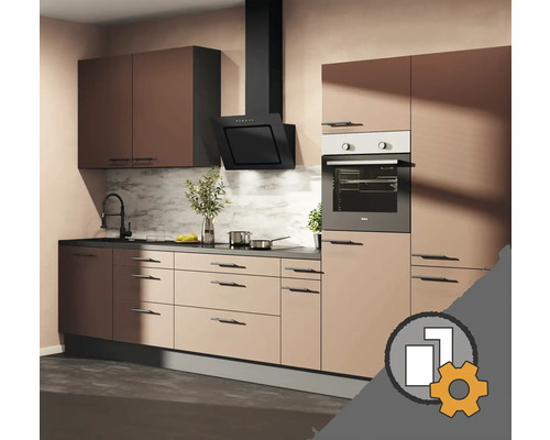 Moderne Küchenzeile mit matten braunen Fronten, schwarzen Griffen, Einbaubackofen, schwarzer Dunstabzugshaube und Rückwand in Marmoroptik.