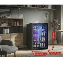 Schwarzer Getränkekühlschrank mit Glastür und blauer Beleuchtung. Höhe 83 Zentimeter, Breite 44,5 Zentimeter, Tiefe 47 Zentimeter.