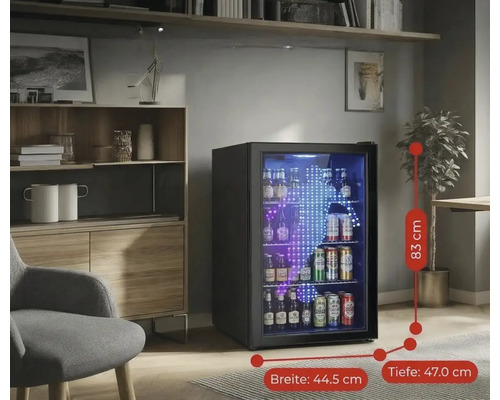 Schwarzer Getränkekühlschrank mit Glastür und blauer Beleuchtung. Höhe 83 Zentimeter, Breite 44,5 Zentimeter, Tiefe 47 Zentimeter.