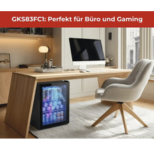 Moderner Arbeitsplatz für Büro und Gaming mit Holzschreibtisch und schwarzem Mini-Kühlschrank GKS83FC1 mit beleuchteter Glasfront.