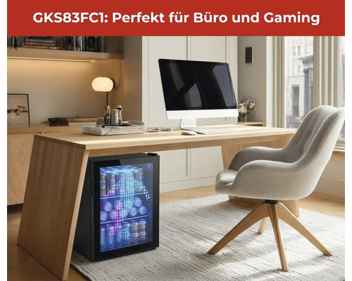 Moderner Arbeitsplatz für Büro und Gaming mit Holzschreibtisch und schwarzem Mini-Kühlschrank GKS83FC1 mit beleuchteter Glasfront.