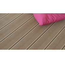 WPC Terrassendielen mit fein geriffelter Oberfläche und einem rosafarbenen Kissen.