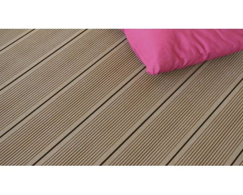 WPC Terrassendielen mit fein geriffelter Oberfläche und einem rosafarbenen Kissen.