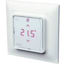Digitaler Raumthermostat von Danfoss mit Touchscreen Anzeige von 21,5 Grad Celsius und Heizsymbol