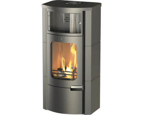 Grauer Kaminofen aus Stahl mit großem Sichtfenster, brennendem Feuer und Warmhaltefach mit Glastür.