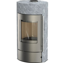 Kaminofen mit Natursteinverkleidung, gewölbter Glasscheibe und vertikalem Griff.