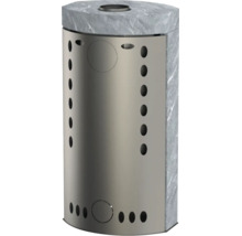 Kaminofen mit Steinverkleidung und perforierter Metallfront.
