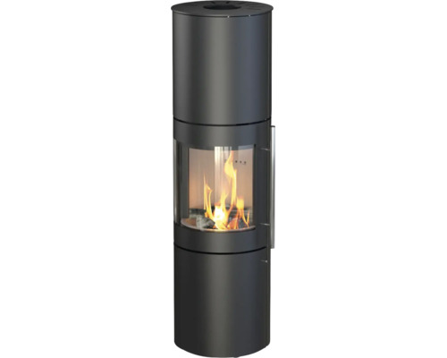 Runder Kaminofen aus schwarzem Stahl mit gewölbter Glasscheibe und brennendem Feuer.