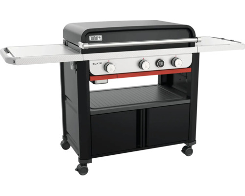 Weber Slate Gasgrill mit drei Reglern, zwei Seitenablagen, Unterschrank und Rollen. Weber Logo auf dem Deckel.