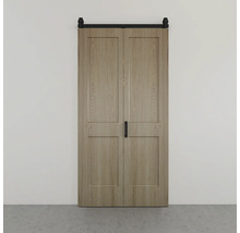 Zweiflügelige Schiebetür aus Holz mit sichtbarer Maserung und schwarzem Schienensystem.