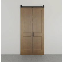 Zweiflügelige Schiebetür aus Holz im Scheunentür-Stil mit vier Füllungen pro Türblatt und schwarzem Schienensystem.