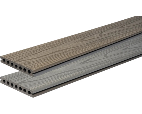 Terrassendielen aus Holz-Kunststoff-Verbundwerkstoff mit Holzmaserung und Hohlkammerprofil in den Farben Braun und Grau.