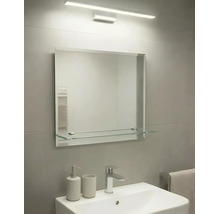 Modernes Badezimmer mit rechteckigem Spiegel, Glasablage, Wandbeleuchtung und Keramikwaschbecken mit verchromter Armatur.