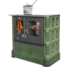 Holzherd mit grüner Kachelverkleidung, Brennkammer mit Feuer, Backfach mit Gebäck und Kochtopf auf der Kochfläche.