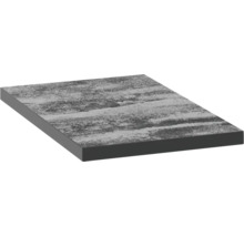Terrassenplatte aus Feinsteinzeug in grau-schwarzer Steinoptik mit strukturierter Oberfläche.
