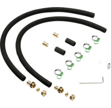 Set bestehend aus zwei schwarzen Schläuchen, Messinganschlüssen, Schlauchschellen und einem Inbusschlüssel.