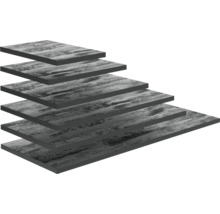 Stapel von rechteckigen Platten mit strukturierter Oberfläche in dunkler Betonoptik.