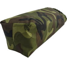 Rechteckige Tasche mit Camouflage-Muster aus strapazierfähigem Textil.