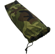 Zylindrischer Packsack mit Tarnmuster und Kordelzugverschluss.