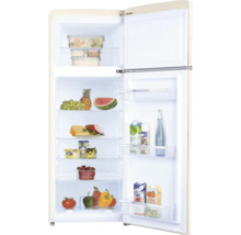 Beigefarbener Retro-Kühlschrank mit Gefrierfach oben, offen, gefüllt mit Lebensmitteln auf Glasablagen.