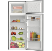 Geöffneter Kühlschrank mit Gefrierfach oben, Innenraum mit Glasabstellflächen, Gemüseschublade und Türfächern, gefüllt mit Lebensmitteln.