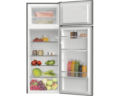 Geöffneter Kühlschrank mit Gefrierfach oben, Innenraum mit Glasabstellflächen, Gemüseschublade und Türfächern, gefüllt mit Lebensmitteln.