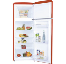 Geöffneter roter Kühlschrank mit Gefrierfach oben, gefüllt mit Lebensmitteln auf Glasablagen und in den Türfächern.