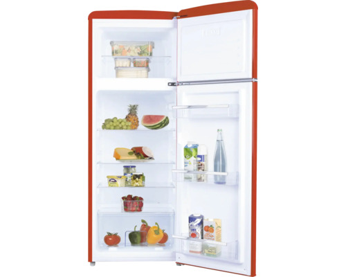 Geöffneter roter Kühlschrank mit Gefrierfach oben, gefüllt mit Lebensmitteln auf Glasablagen und in den Türfächern.