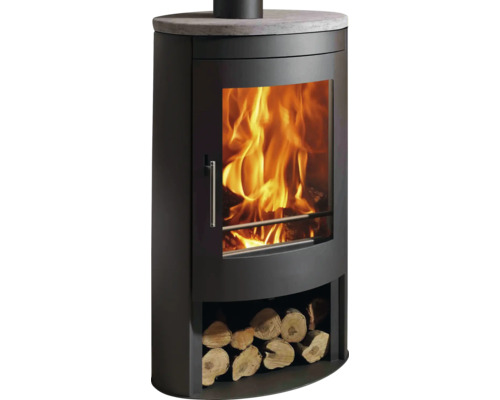 Moderner schwarzer Kaminofen mit brennendem Feuer, Specksteinplatte und integriertem Holzfach für Brennholz.