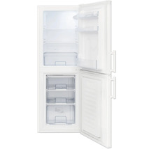 Weißer Kühlschrank mit Gefrierfach, beide Türen geöffnet, Blick auf Regalböden, Schubladen und Türfächer.