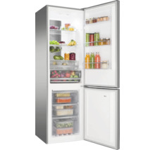 Geöffneter Kühlschrank mit Gefrierfach, gefüllt mit Lebensmitteln, mit verschiedenen Fächern und Schubladen für Obst und Gemüse.