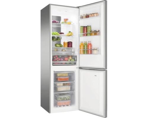 Geöffneter Kühlschrank mit Gefrierfach, gefüllt mit Lebensmitteln, mit verschiedenen Fächern und Schubladen für Obst und Gemüse.