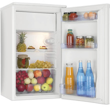 Offener Tischkühlschrank mit Gefrierfach, gefüllt mit Lebensmitteln wie Obst und Getränken zur Veranschaulichung des Stauraums.