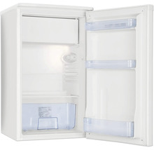 Offener weißer Kühlschrank mit Innenbeleuchtung, Glasablagen, Gemüsefach und Türabstellern.