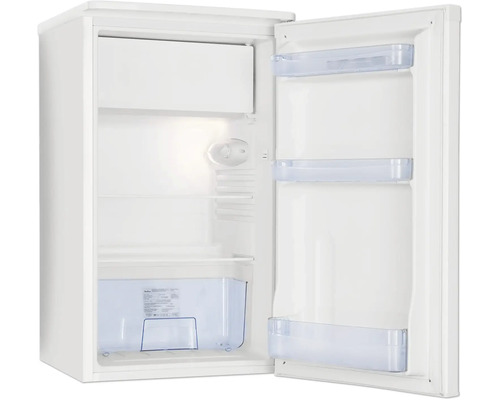 Offener weißer Kühlschrank mit Innenbeleuchtung, Glasablagen, Gemüsefach und Türabstellern.