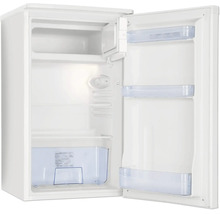 Kleiner Kühlschrank mit Gefrierfach, Innenbeleuchtung, Glasablagen und Gemüsefach, geöffnete Tür.