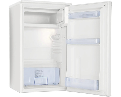 Kleiner Kühlschrank mit Gefrierfach, Innenbeleuchtung, Glasablagen und Gemüsefach, geöffnete Tür.