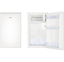 Weißer Amica Kühlschrank, Kompaktmodell, Ansicht geschlossen und geöffnet mit Innenfächern, Ablagen und Gemüseschublade.